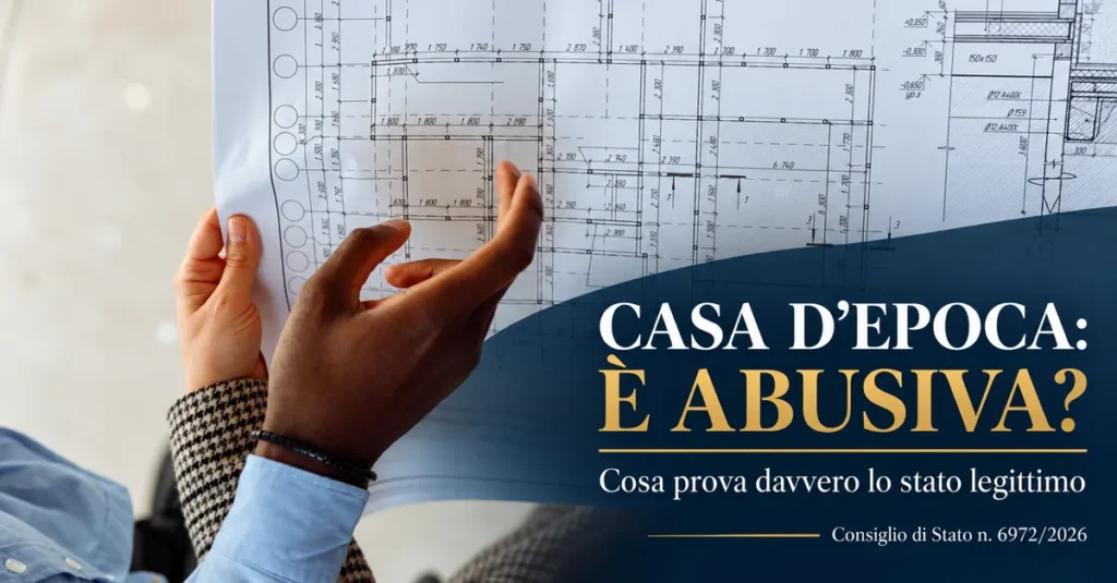 Persone esaminano un disegno tecnico. Testo: «Casa d’epoca: è abusiva? Cosa prova davvero lo stato legittimo».