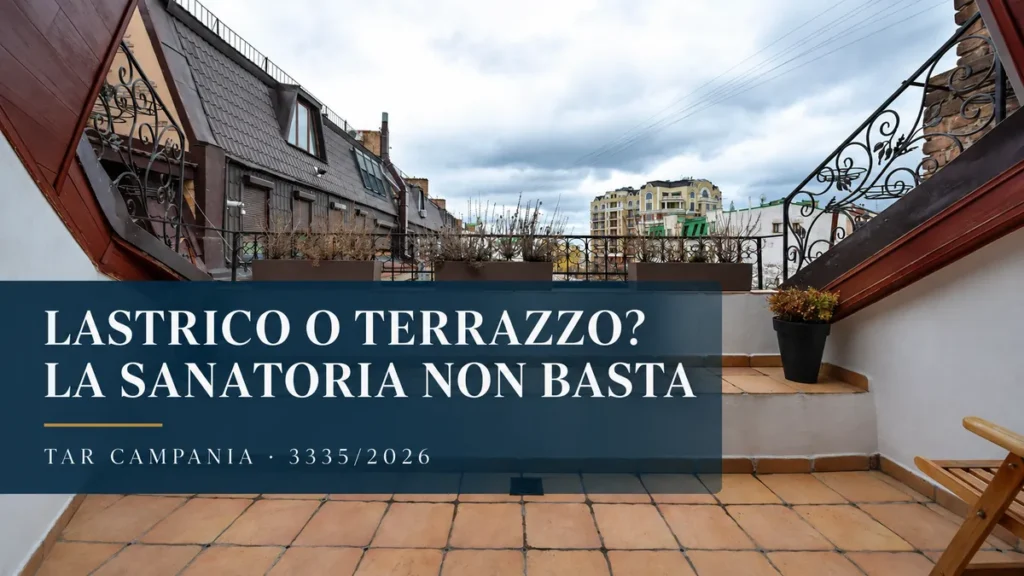 Terrazzo pavimentato tra i tetti con ringhiere e piante, con la scritta “Lastrico o terrazzo? La sanatoria non basta”.